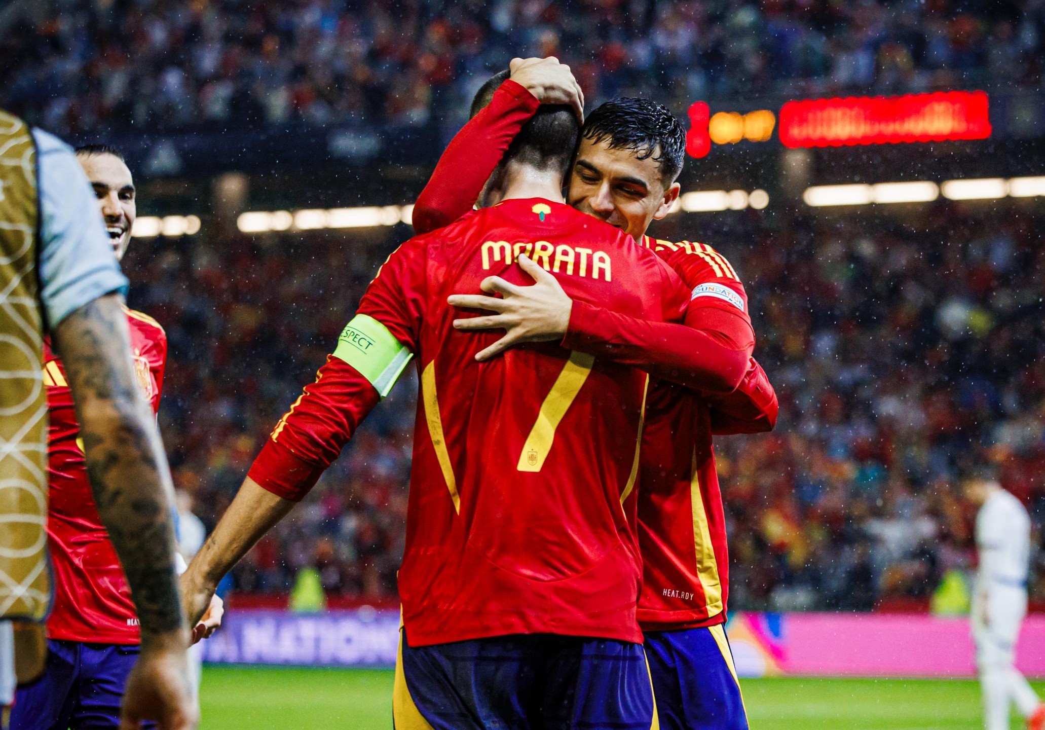 西班牙夺得小组赛第一，锁定决赛权