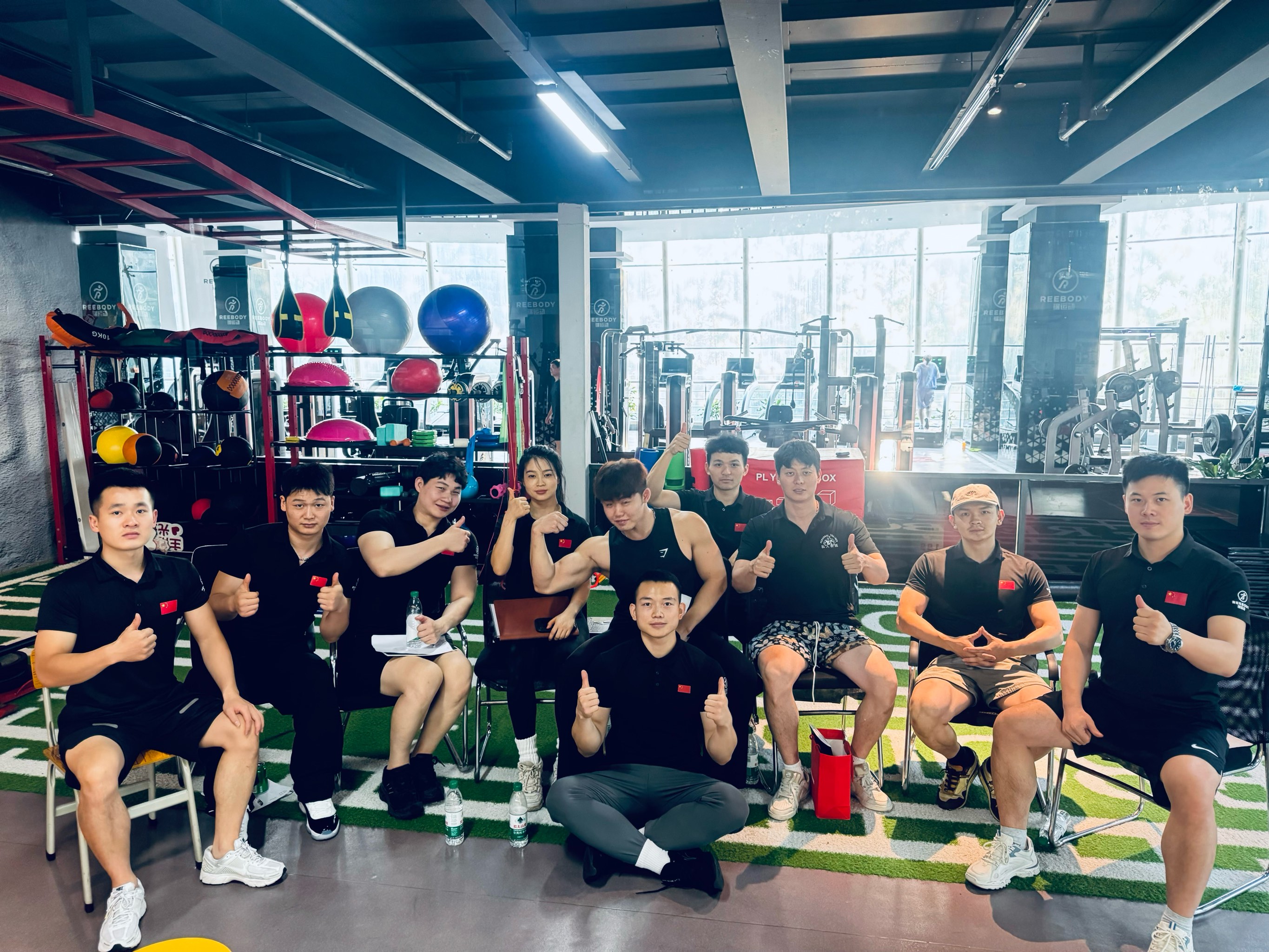 关于比赛延期，球迷失望，教练团队备战下一场的信息