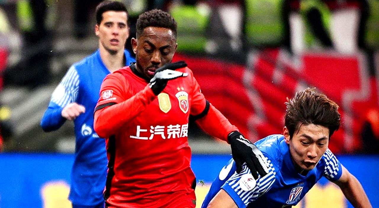 利物浦场边指挥情绪激动，海港队员怒摔水瓶的简单介绍