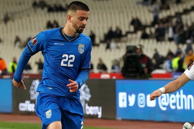 那不勒斯场边指挥情绪激动，阿森纳队员怒摔水瓶的简单介绍