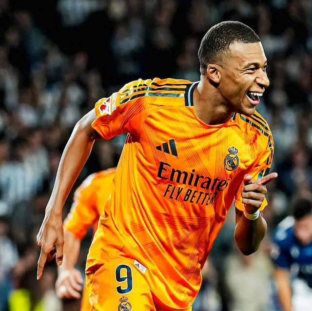  姆巴佩回归赛场，爆冷首场状态亮眼，巴塞罗那观众沸腾！